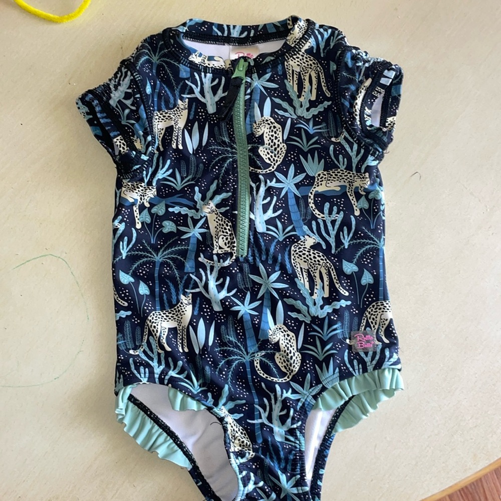 RUFFLEBUTTS SWIMSUIT ONE PIECE RASHGUARD 2T EUC